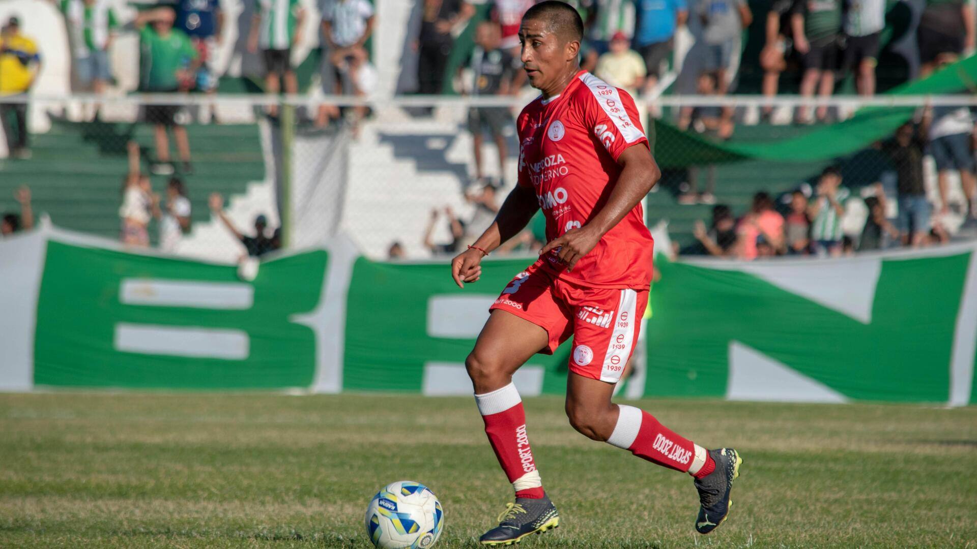 Mengapa bola sepak bisa menikung di udara?