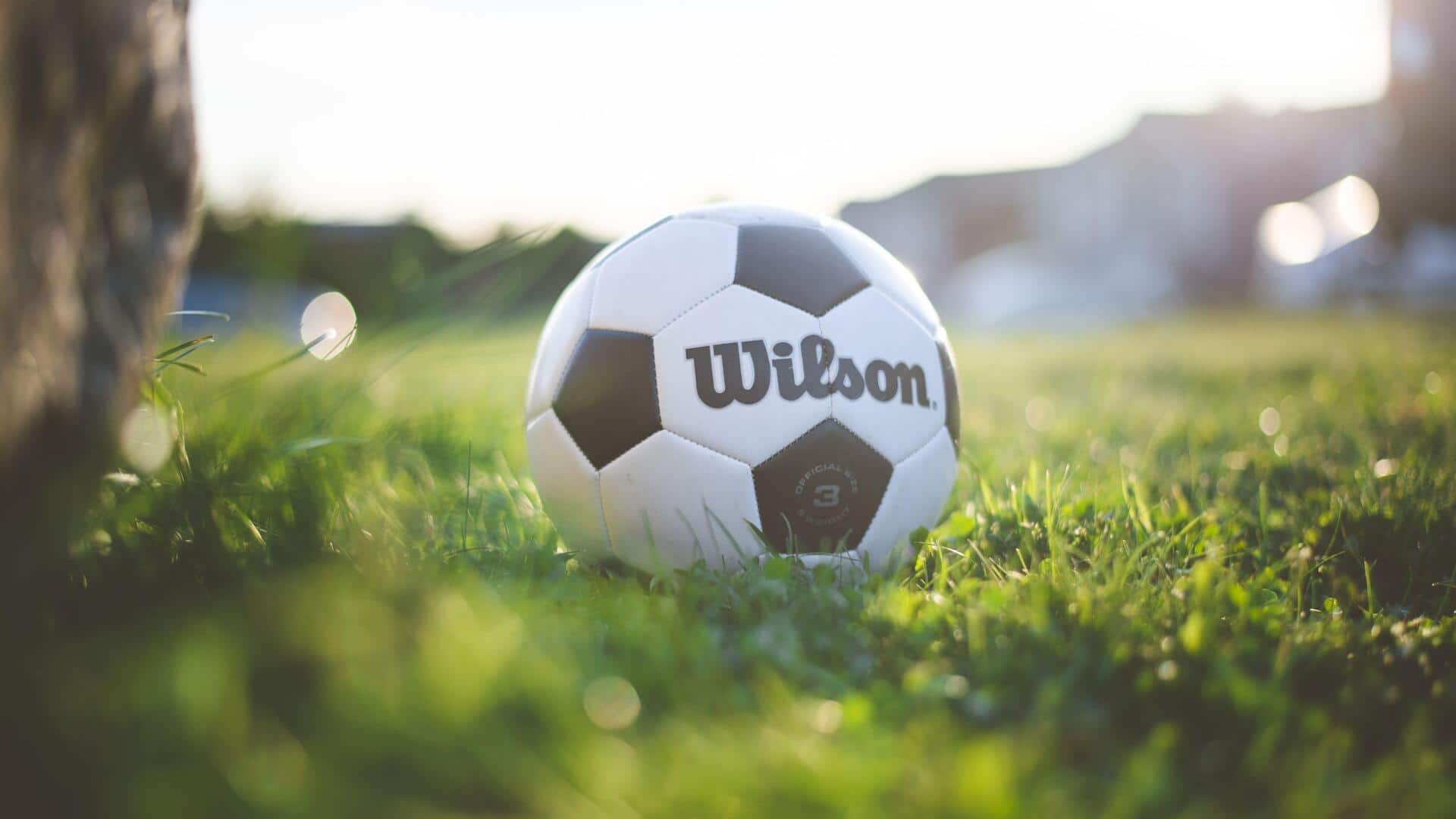 Mengapa bola sepak memiliki panel heksagonal dan pentagonal?