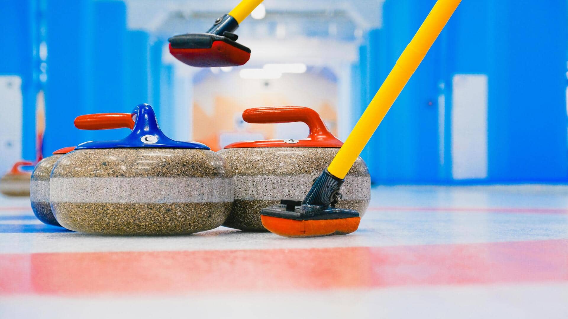 Mengapa batu curling memiliki warna pegangan yang berbeda?