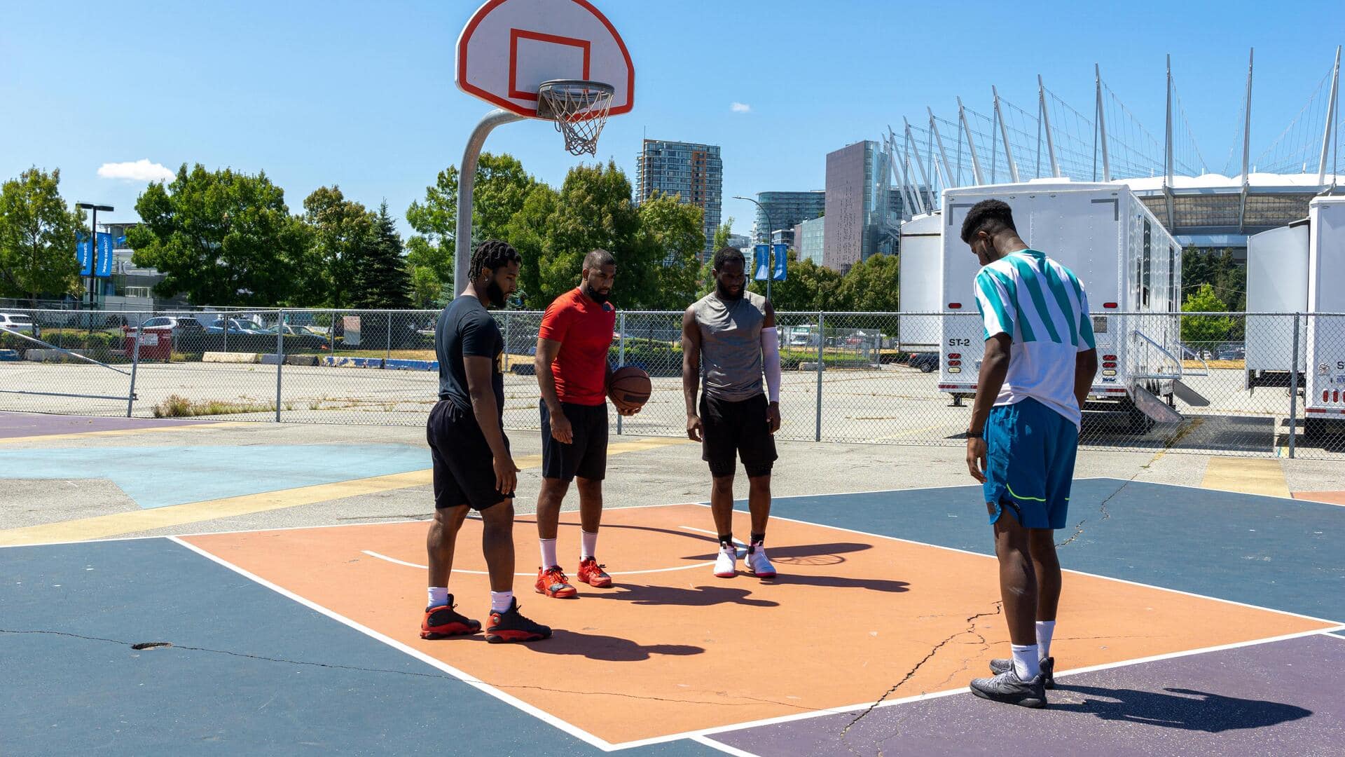 Mengapa pemain basket memilih mengoper daripada menembak?