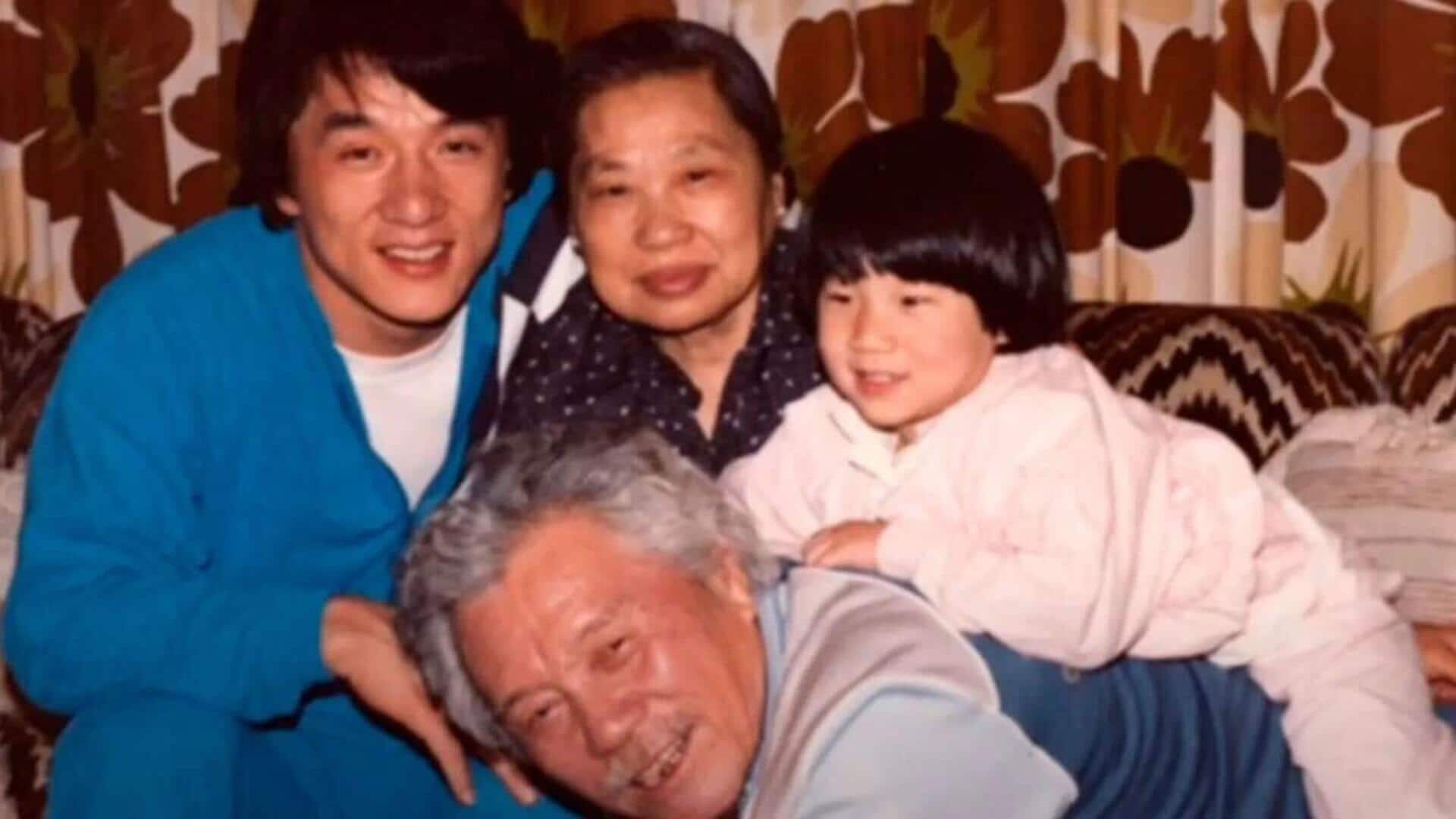 Jackie Chan secara mengejutkan mengungkap bahwa ayahnya adalah seorang mata-mata Jackie Chan secara mengejutkan mengungkap bahwa ayahnya adalah seorang mata-mata