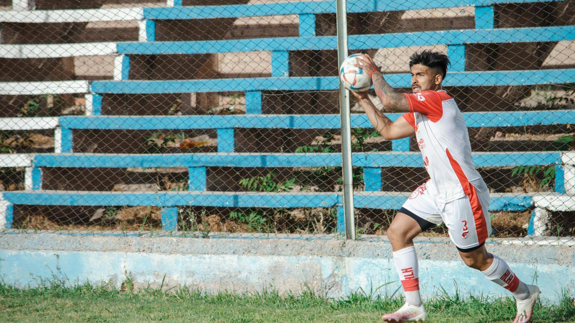 Mengapa pemain sepak bola melempar dengan dua tangan di atas kepala?