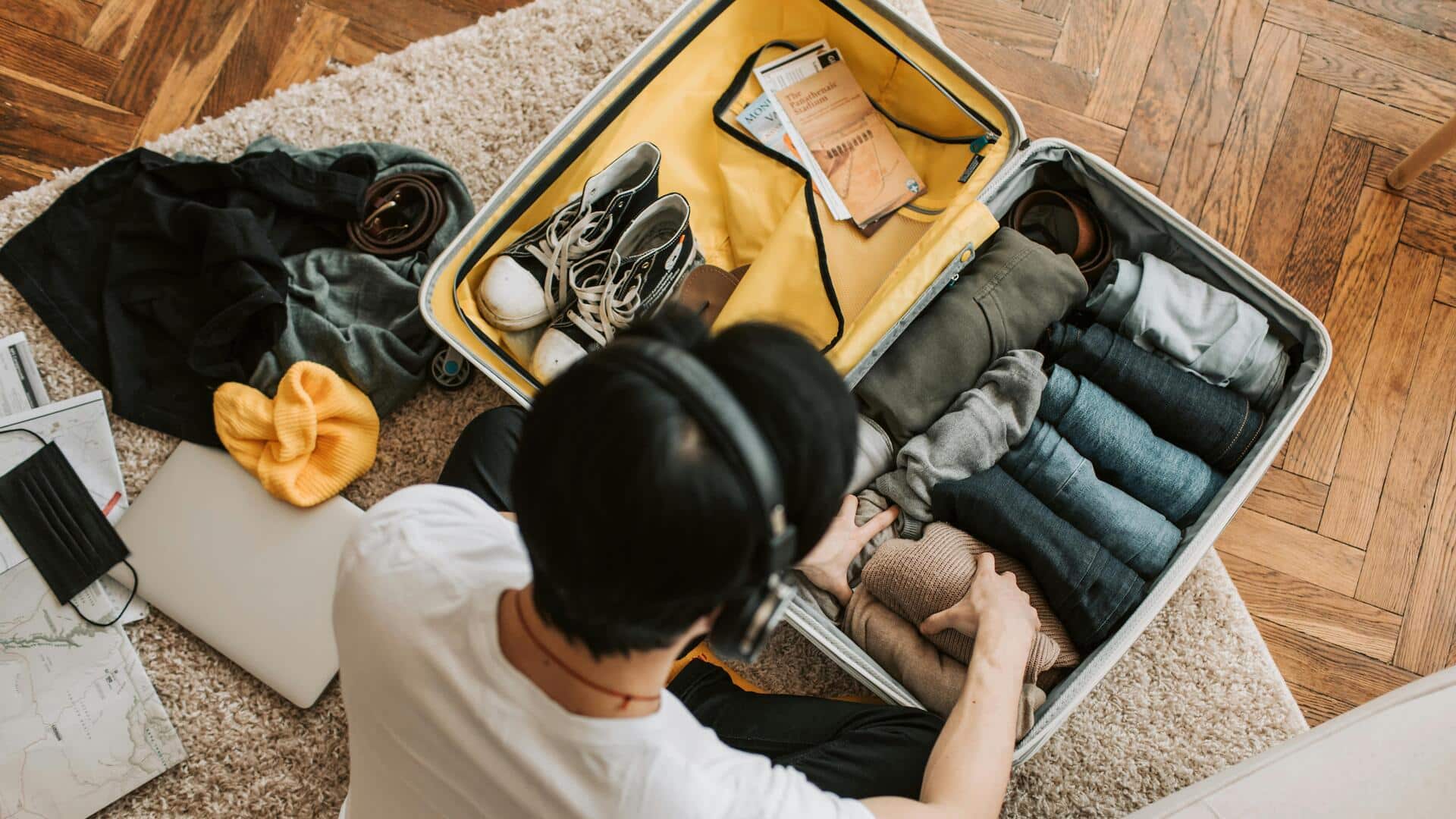 Maksimalkan Ruang Koper dengan Menggulung Barang Lembut di Sepatu Maksimalkan Ruang Koper dengan Menggulung Barang Lembut di Sepatu