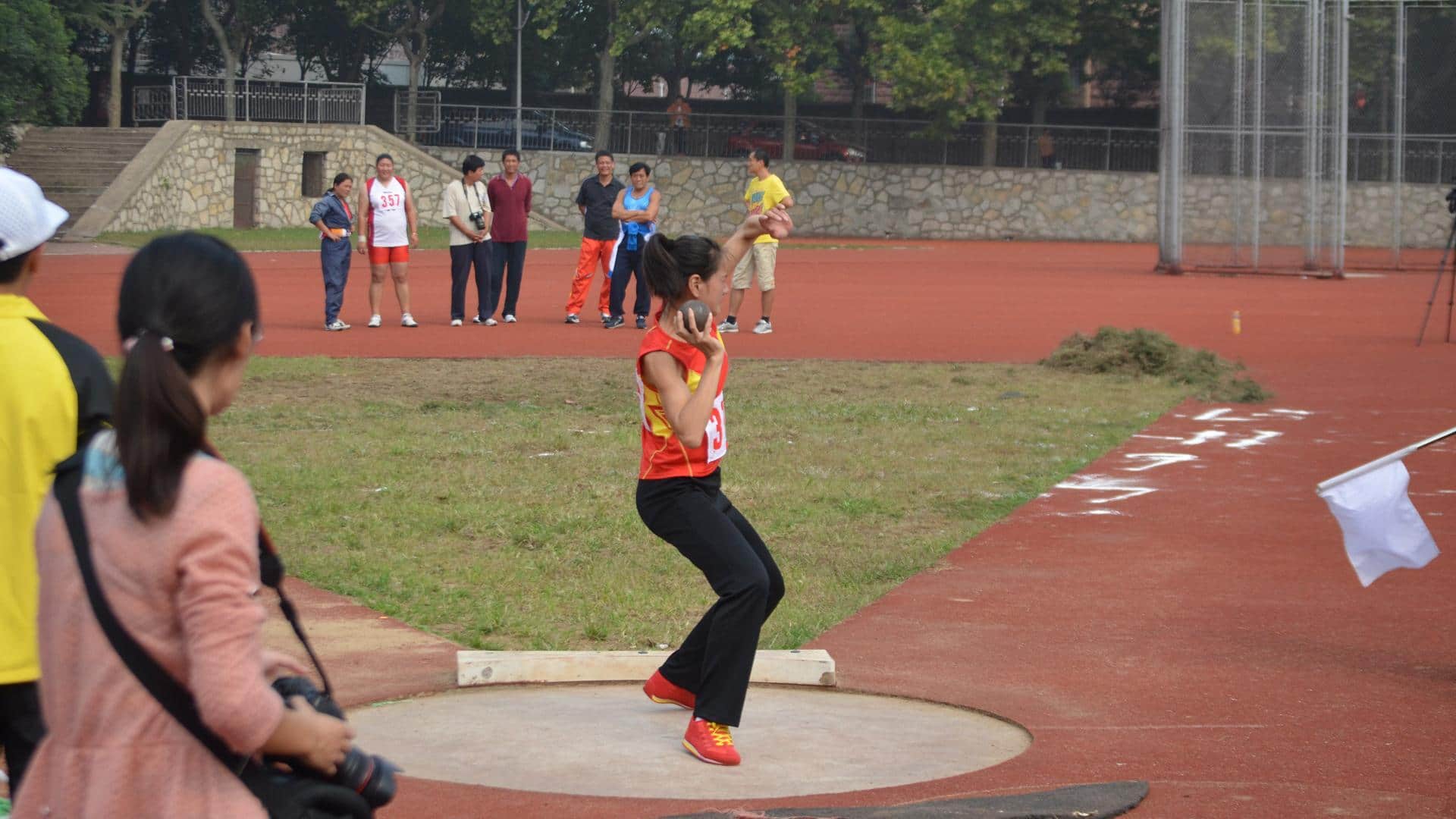 Mengapa lingkaran tolak peluru terbuat dari beton? Lima alasan praktis