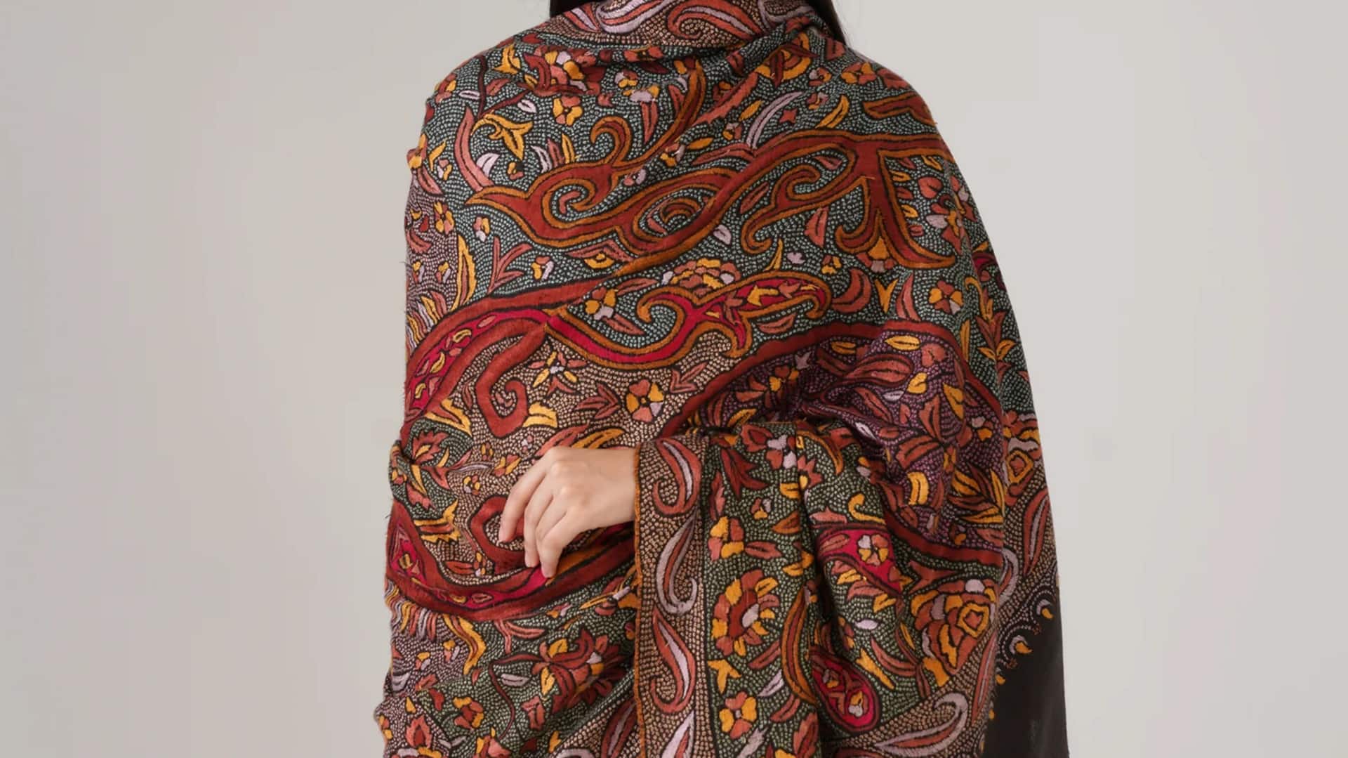 Selendang tenun tangan: Perpaduan kerajinan dan tren berkelanjutan