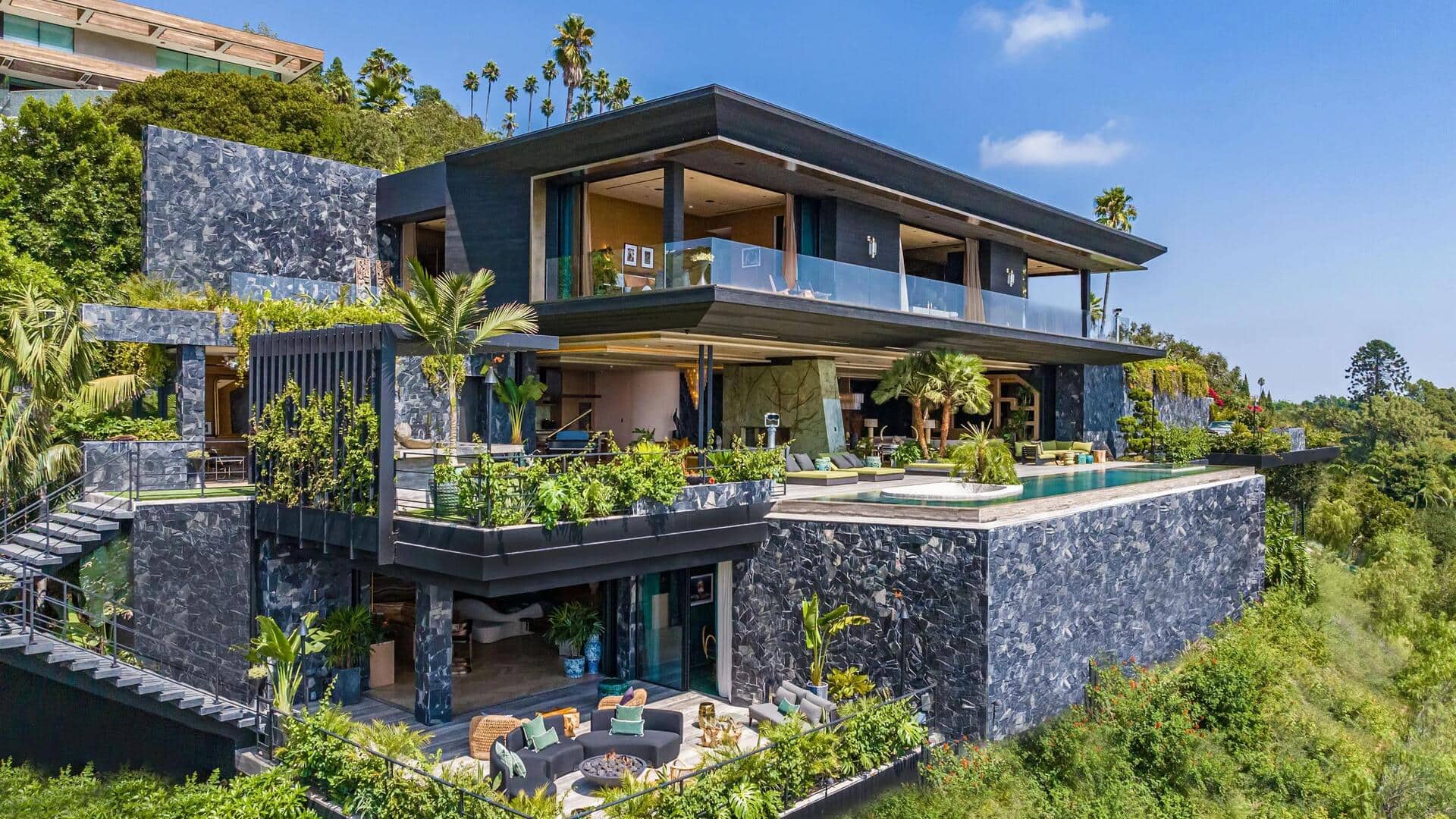 Rumah Hollywood dengan desain arsitektur unik