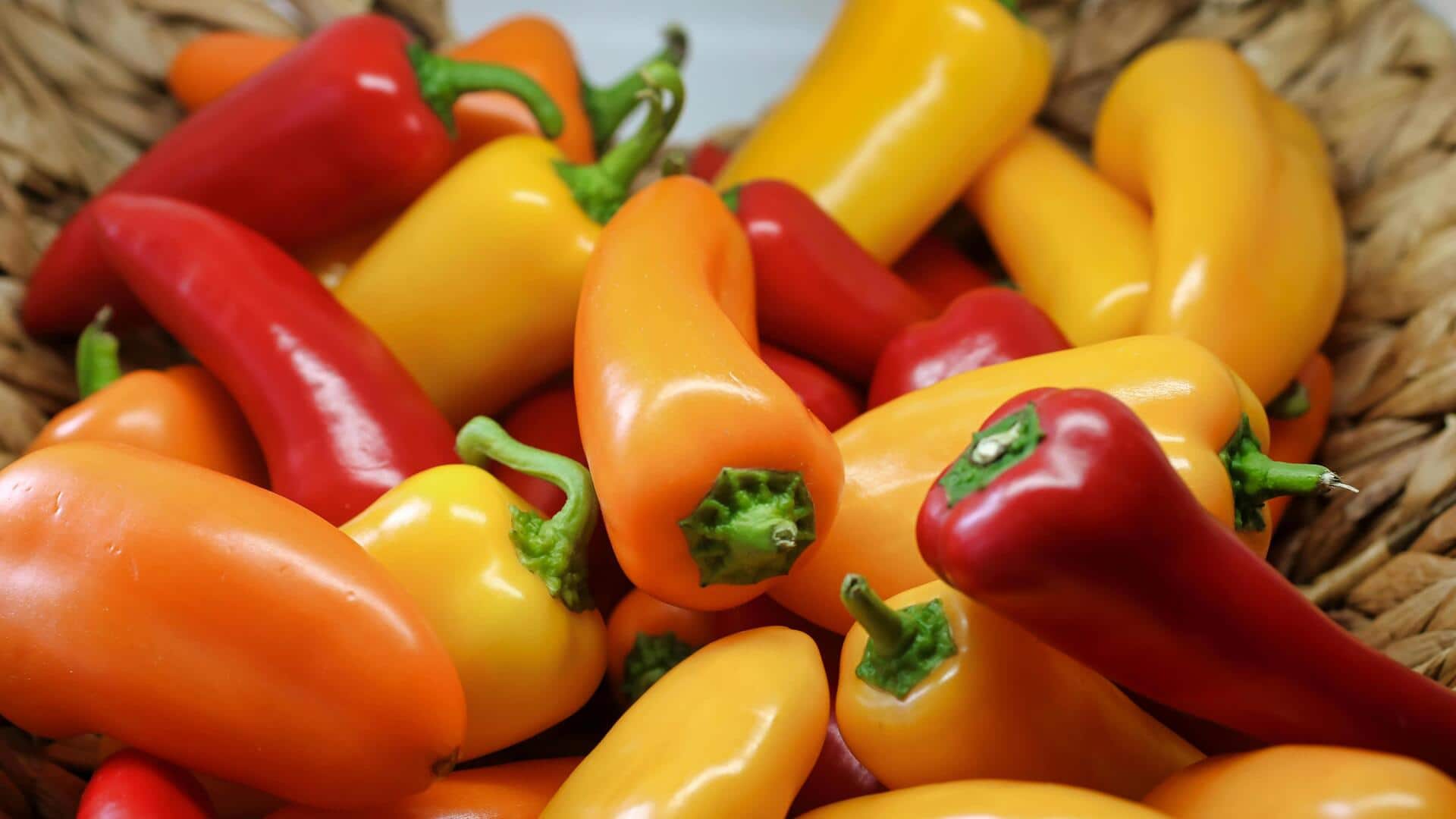 Seni makanan dengan paprika dan sayuran hijau Seni makanan dengan paprika dan sayuran hijau