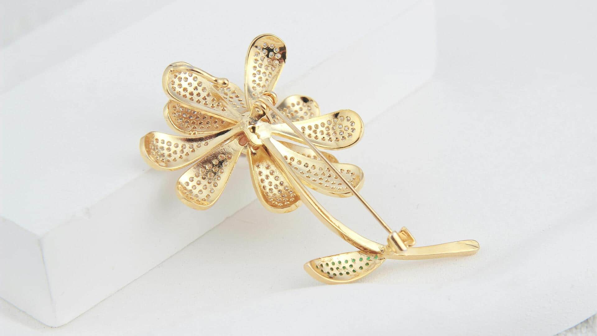 Penggunaan luar biasa untuk bros vintage