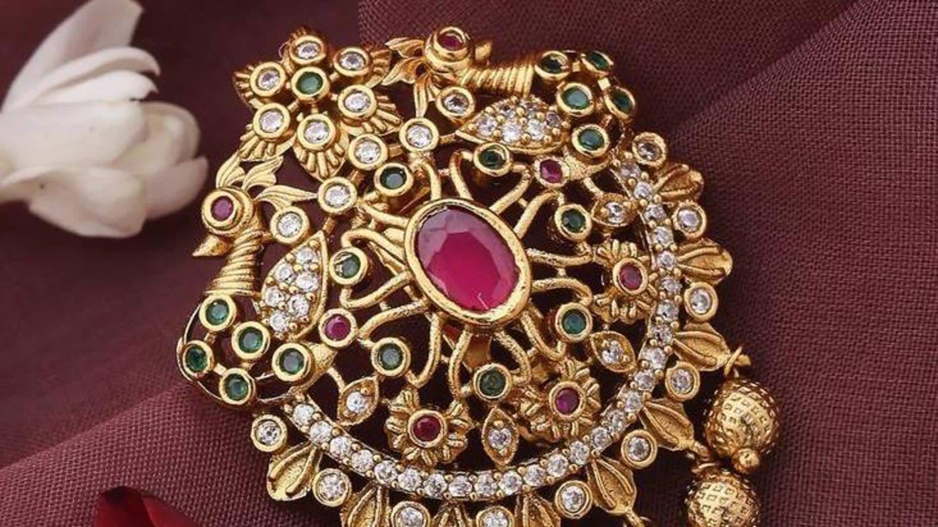 Cara unik memakai bros dengan busana etnik India