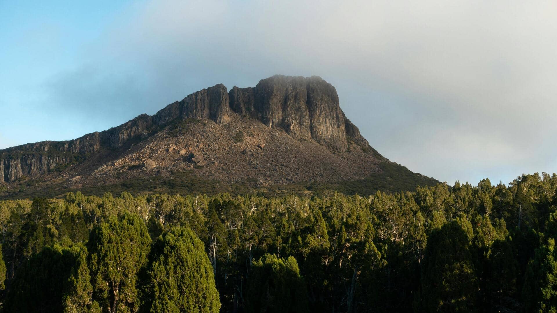 Jelajahi Jalur Pendakian Tersembunyi di Tasmania