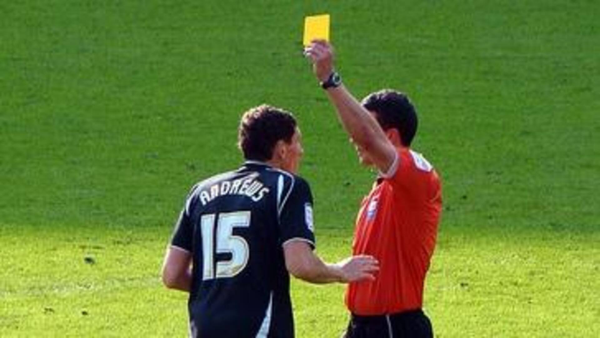 Sejarah kartu kuning dan merah dalam sepak bola