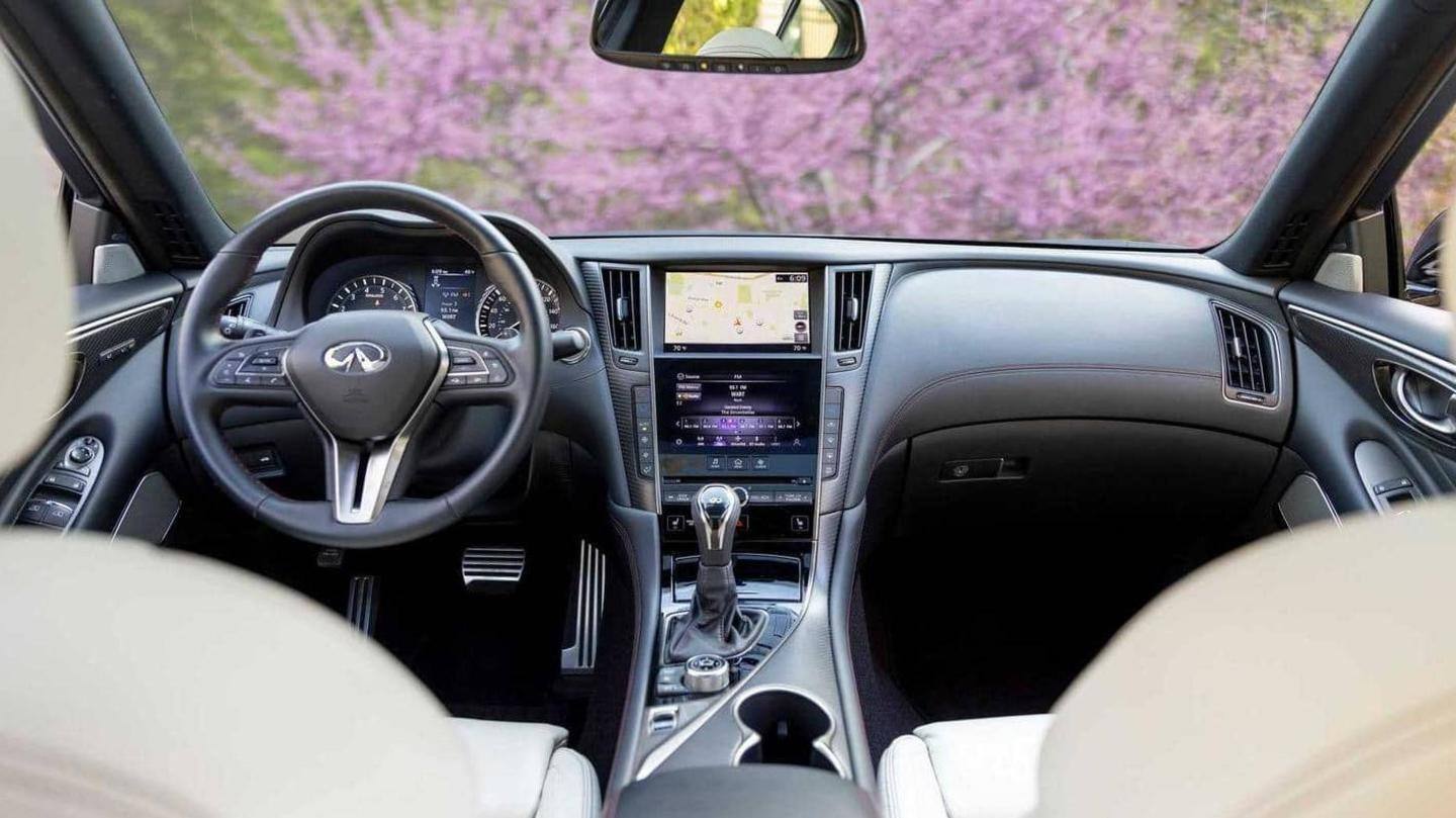 Sedan ini mendapat sunroof dan lima kursi Sedan ini mendapat sunroof dan lima kursi