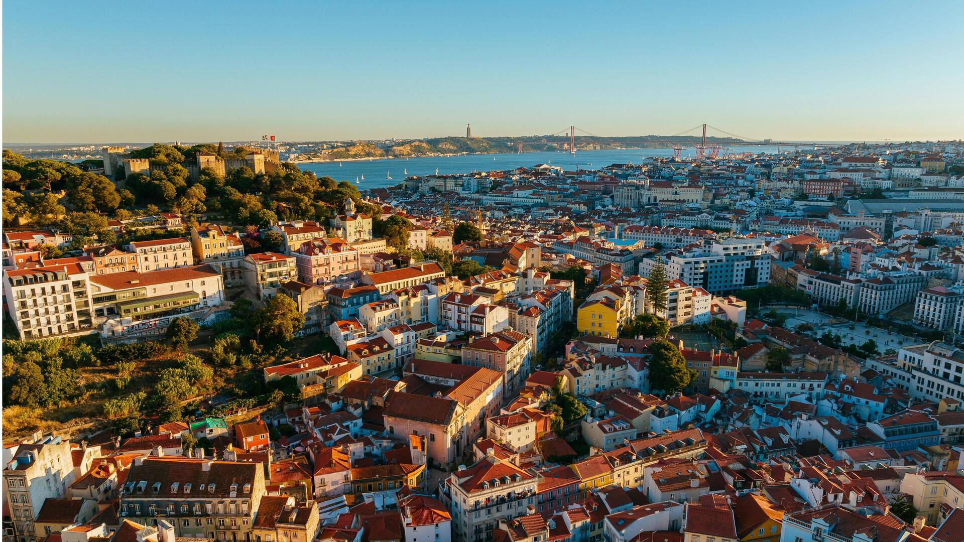 Menemukan Lingkungan Tersembunyi di Lisbon dengan Seni Jalanan yang Hidup