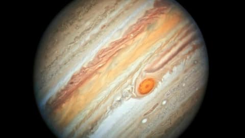 Menjelajahi Misteri Bintik Merah Besar Jupiter