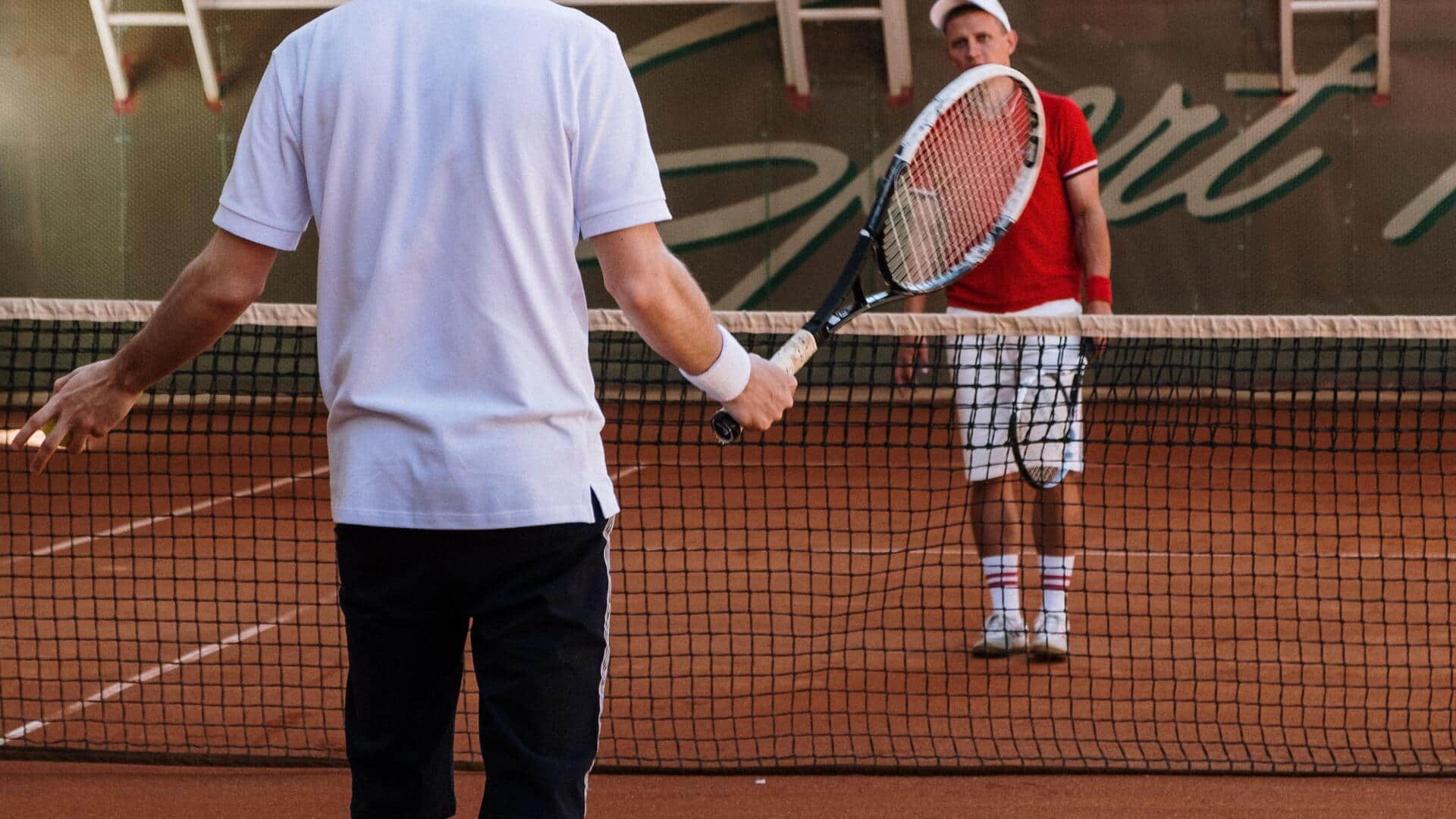 Mengapa jaring tenis tidak sepenuhnya kencang?