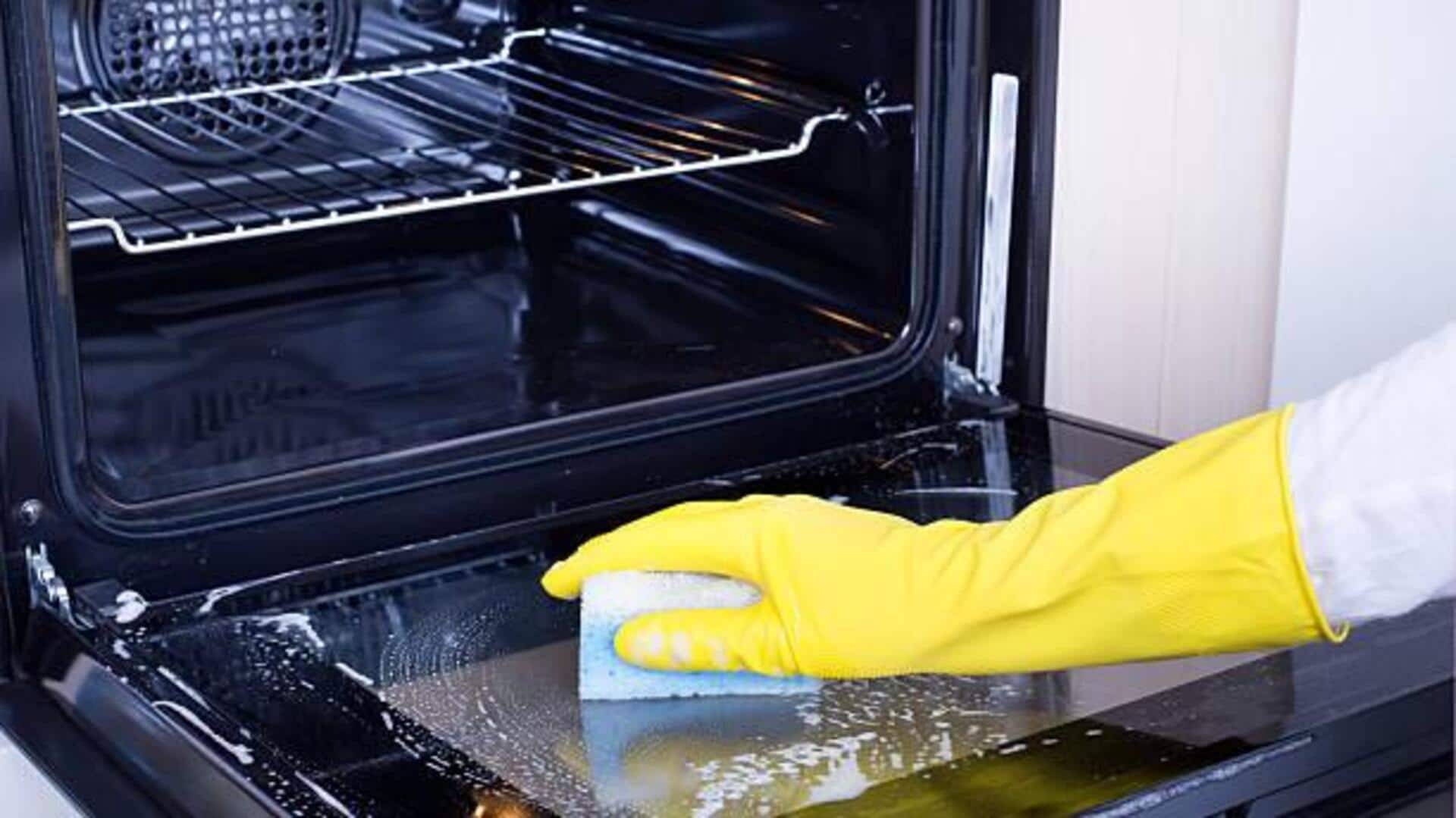 Langkah mudah mengatasi noda oven membandel secara alami