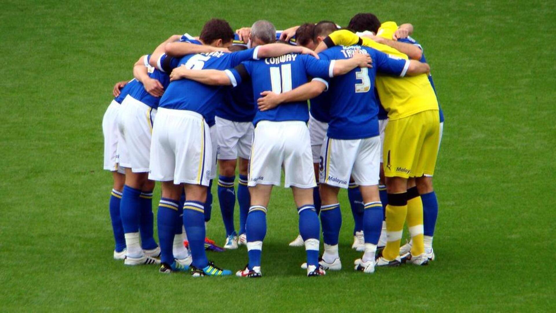 Sejarah sistem isyarat huddle dalam sepak bola