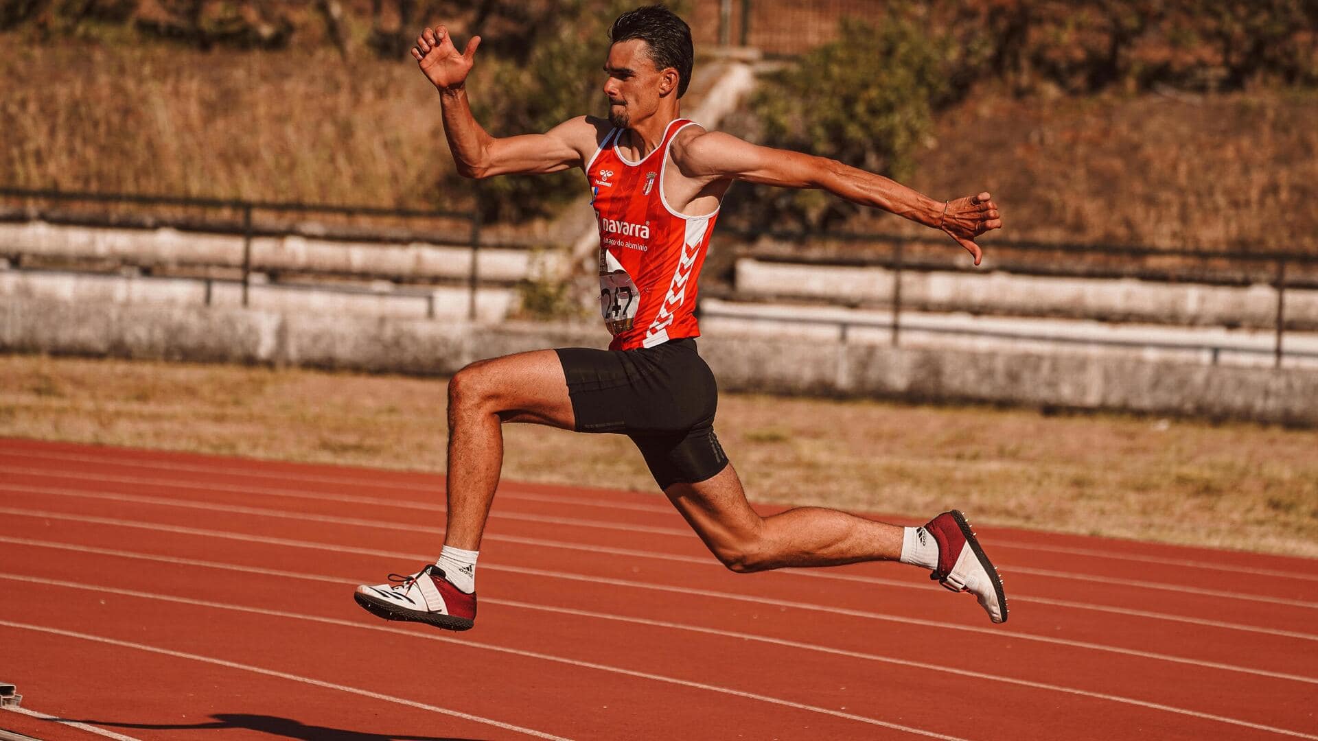 Mengapa pelari lintasan berbelok ke kiri?