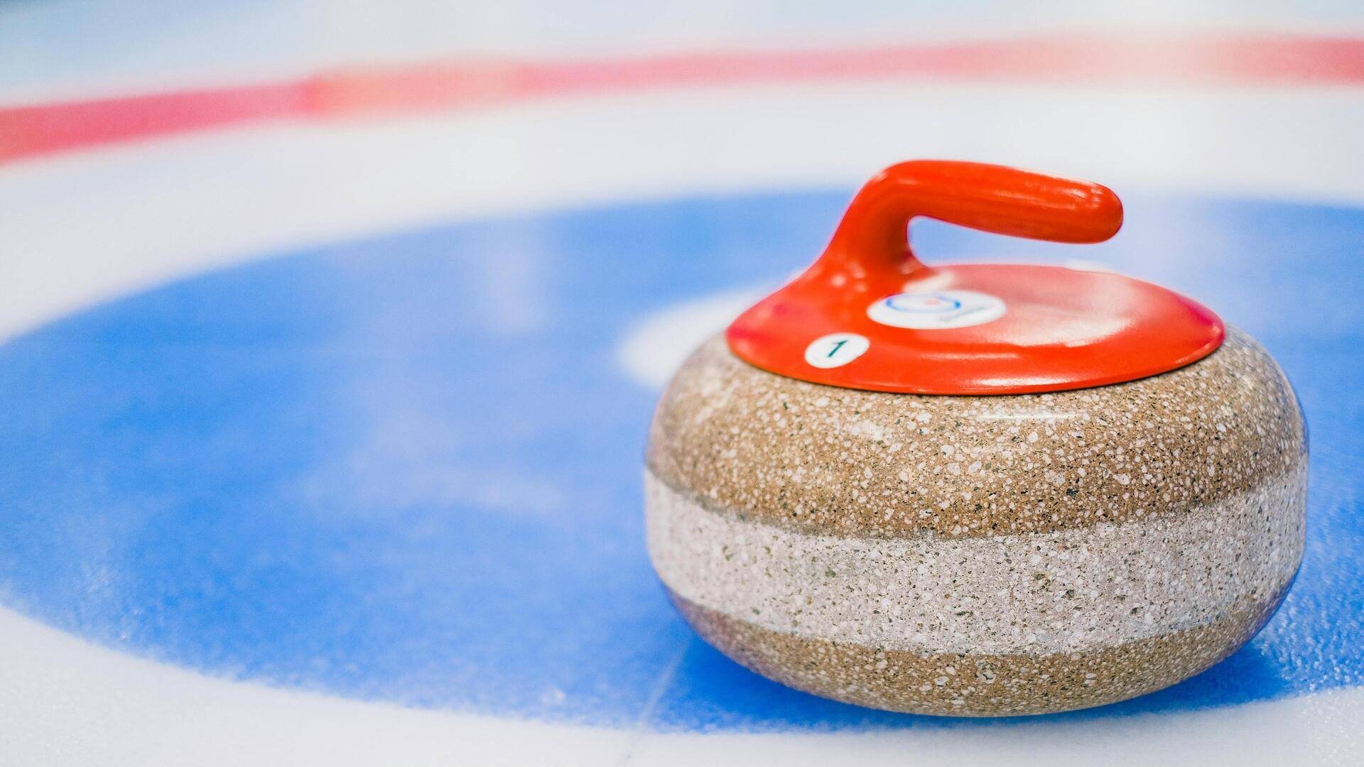 Mengapa batu curling meluncur mulus di atas es? Mengapa batu curling meluncur mulus di atas es?