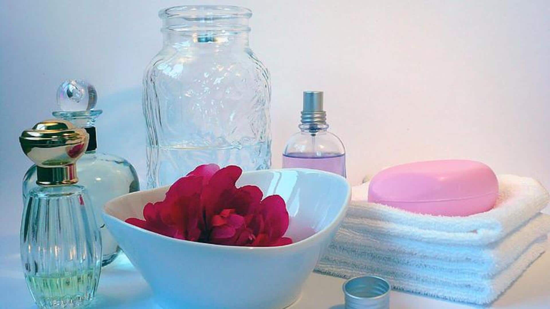 Meningkatkan suasana kamar mandi dengan toples kaca daur ulang