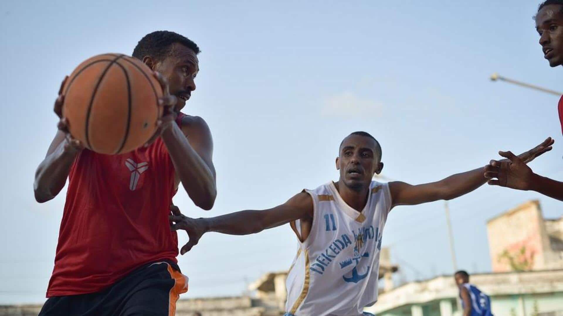 Mengapa pemain basket memutar bola sebelum lemparan bebas?