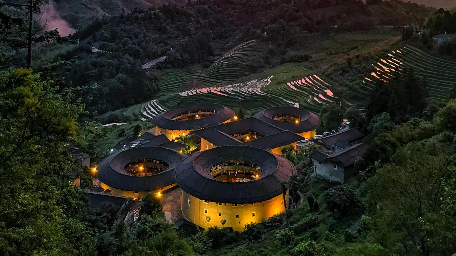 Menjelajahi Keunikan Bangunan Tulou di Fujian, Cina