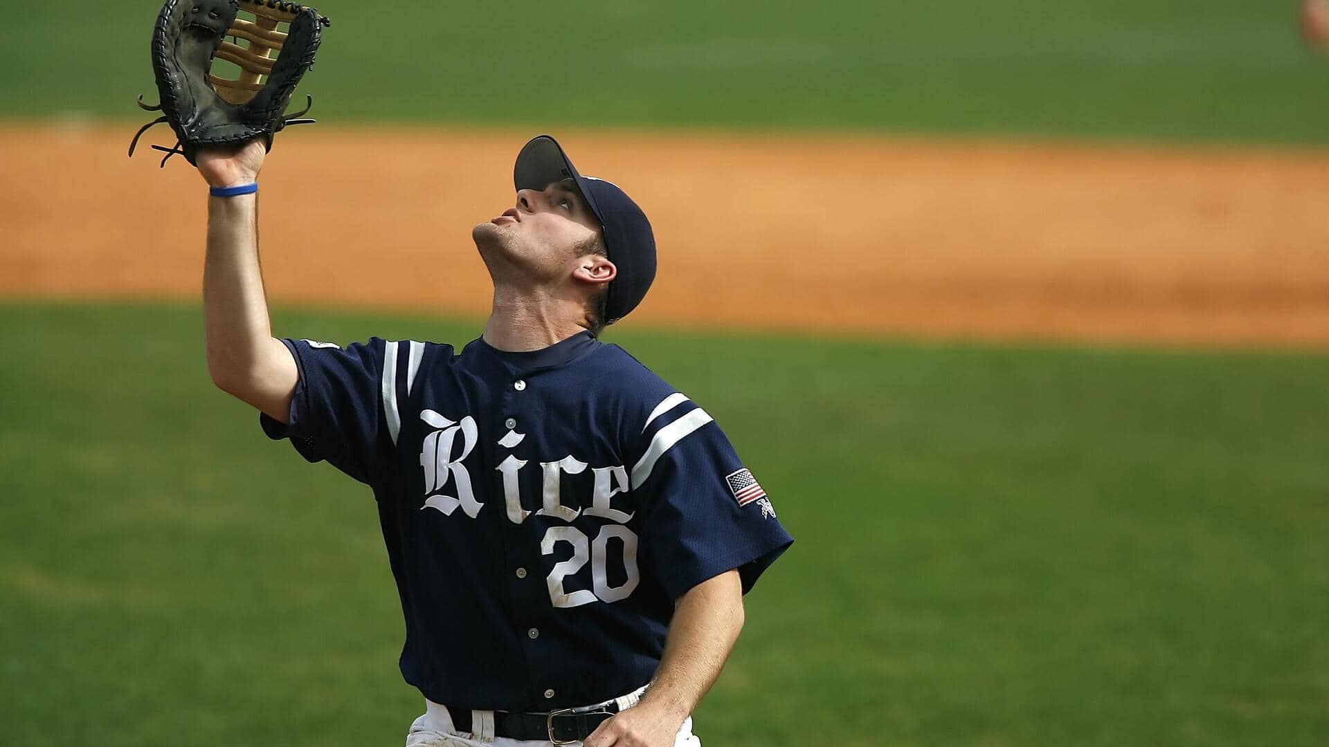 Mengapa sarung tangan baseball memiliki jaring di antara jari?
