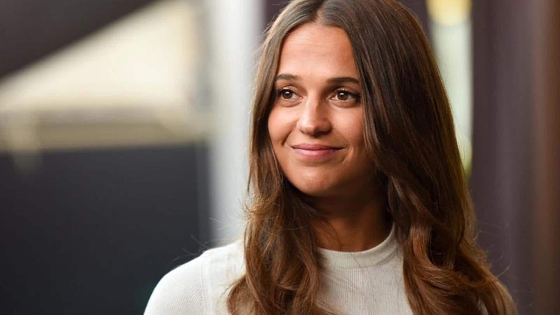 Mengapa Alicia Vikander mendukung mindfulness untuk ekspresi artistik?