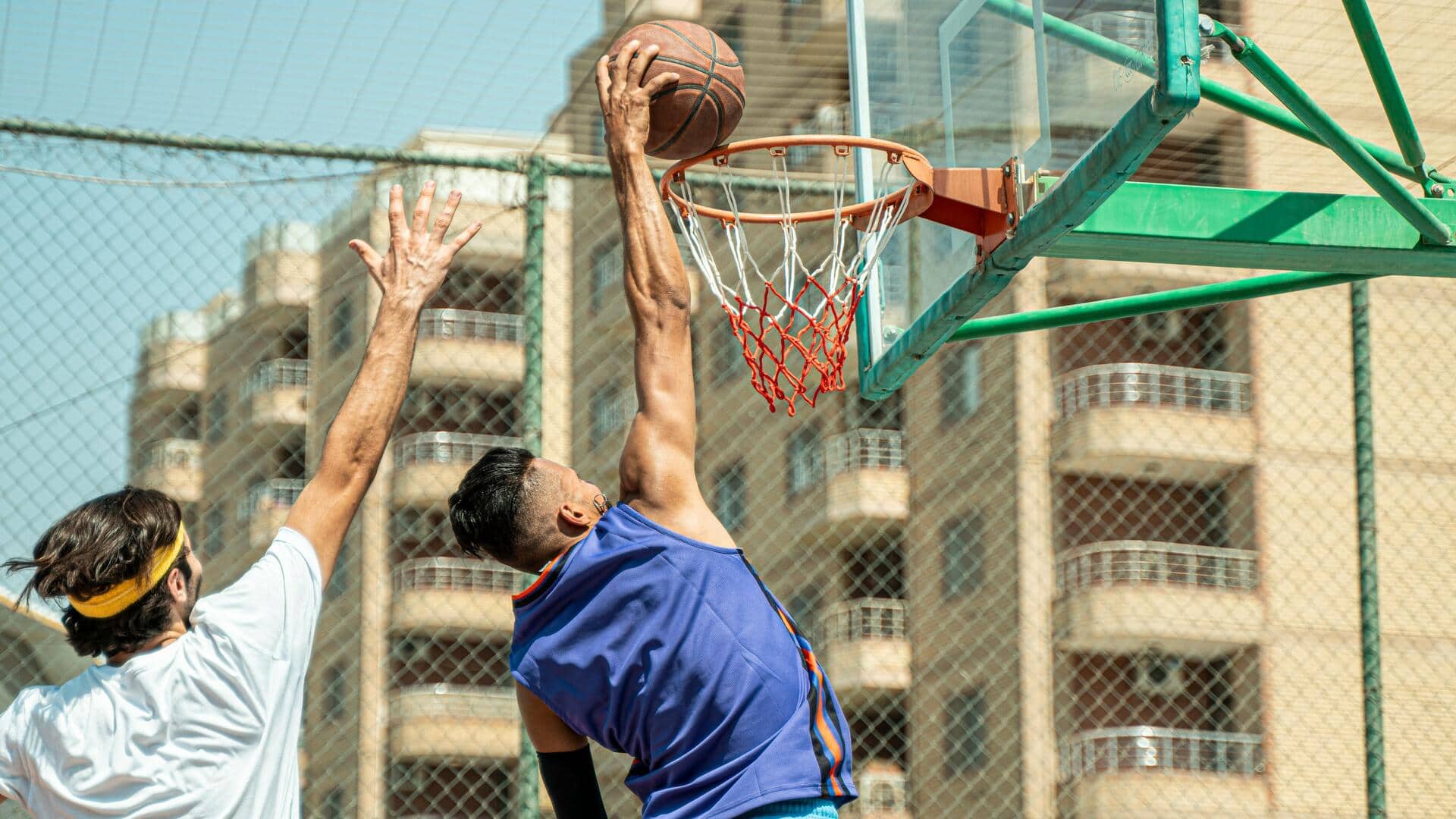 Mengapa bola basket dimainkan di lapangan persegi panjang?