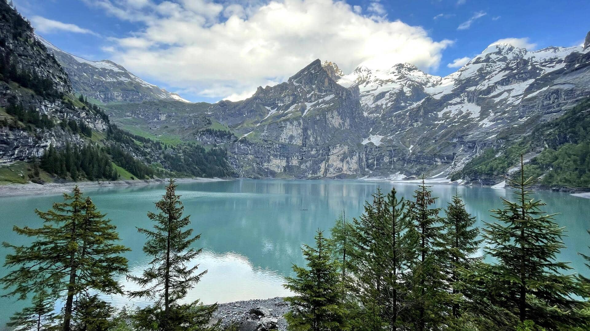 Menemukan Danau Tersembunyi di Swiss
