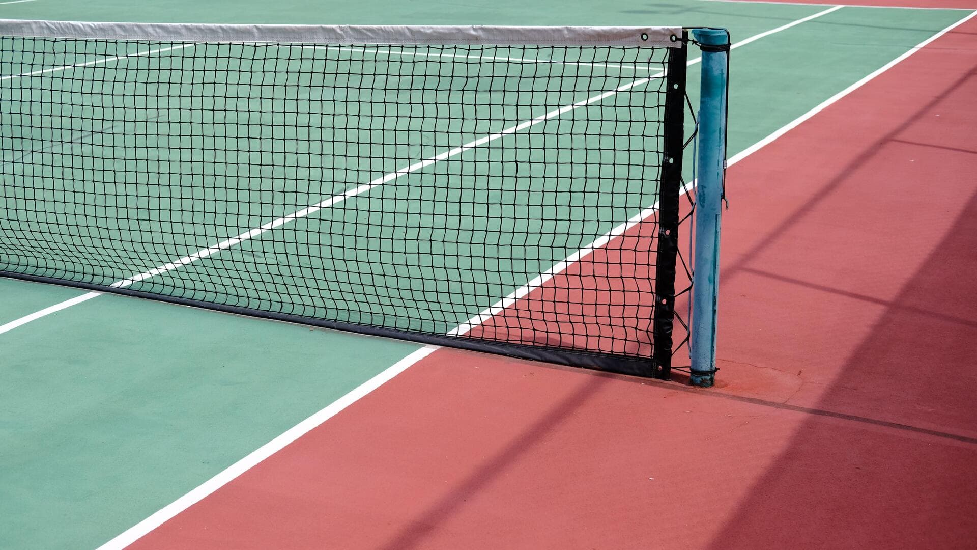 Mengapa lapangan tenis dibagi dua oleh jaring?