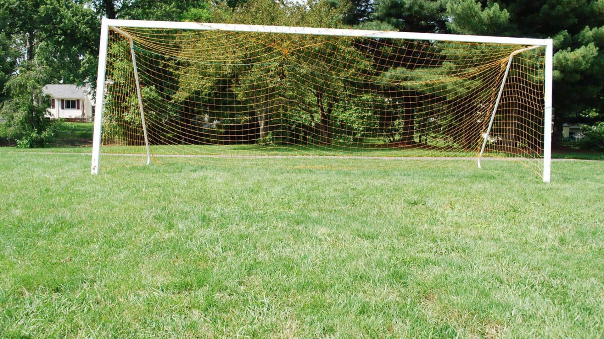 Mengapa gawang sepak bola memiliki jaring?