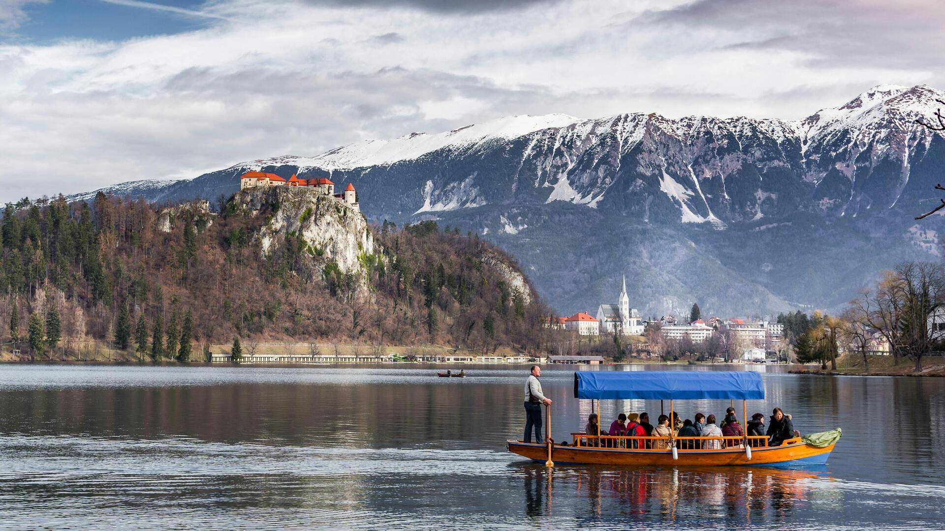 Menjelajahi Danau Bled di Slovenia dengan Perahu Tradisional