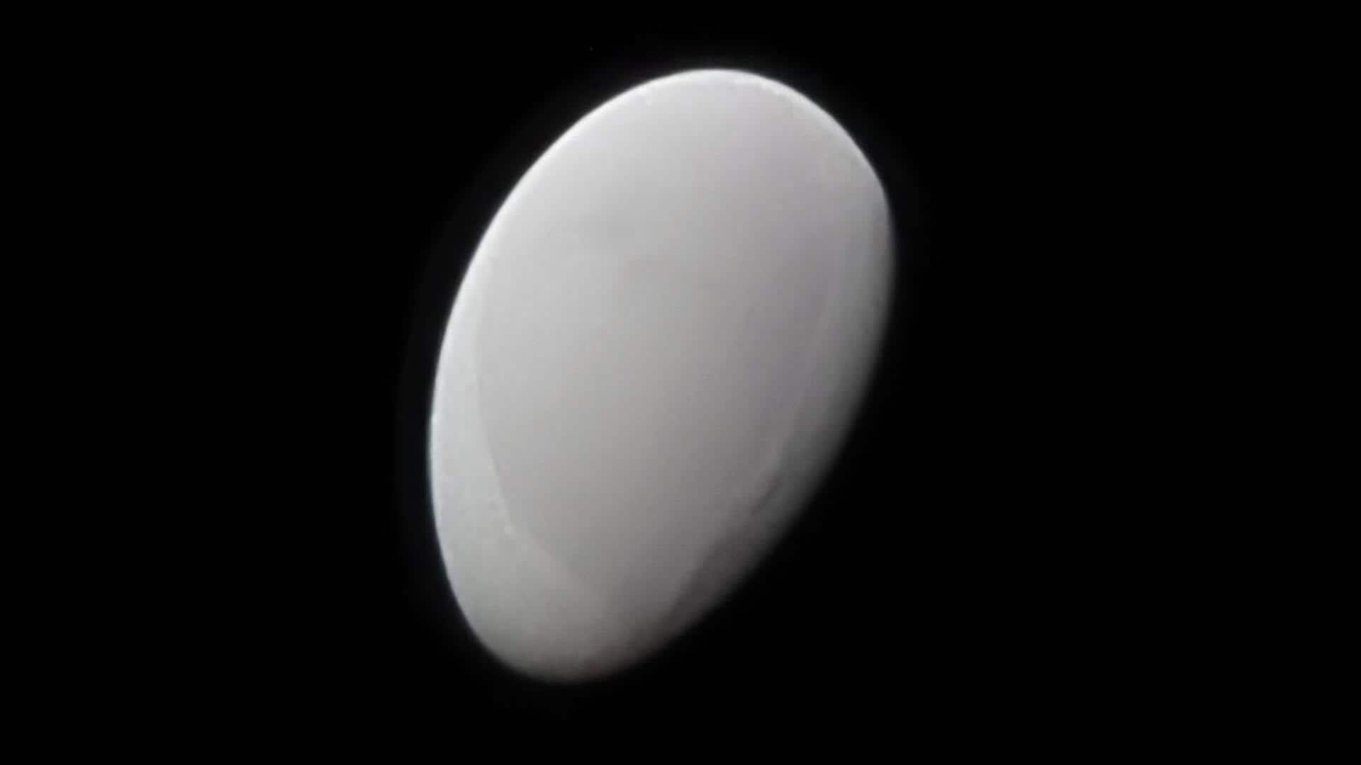 Mengapa Bulan Methone Saturnus Mengapung seperti Gabus?