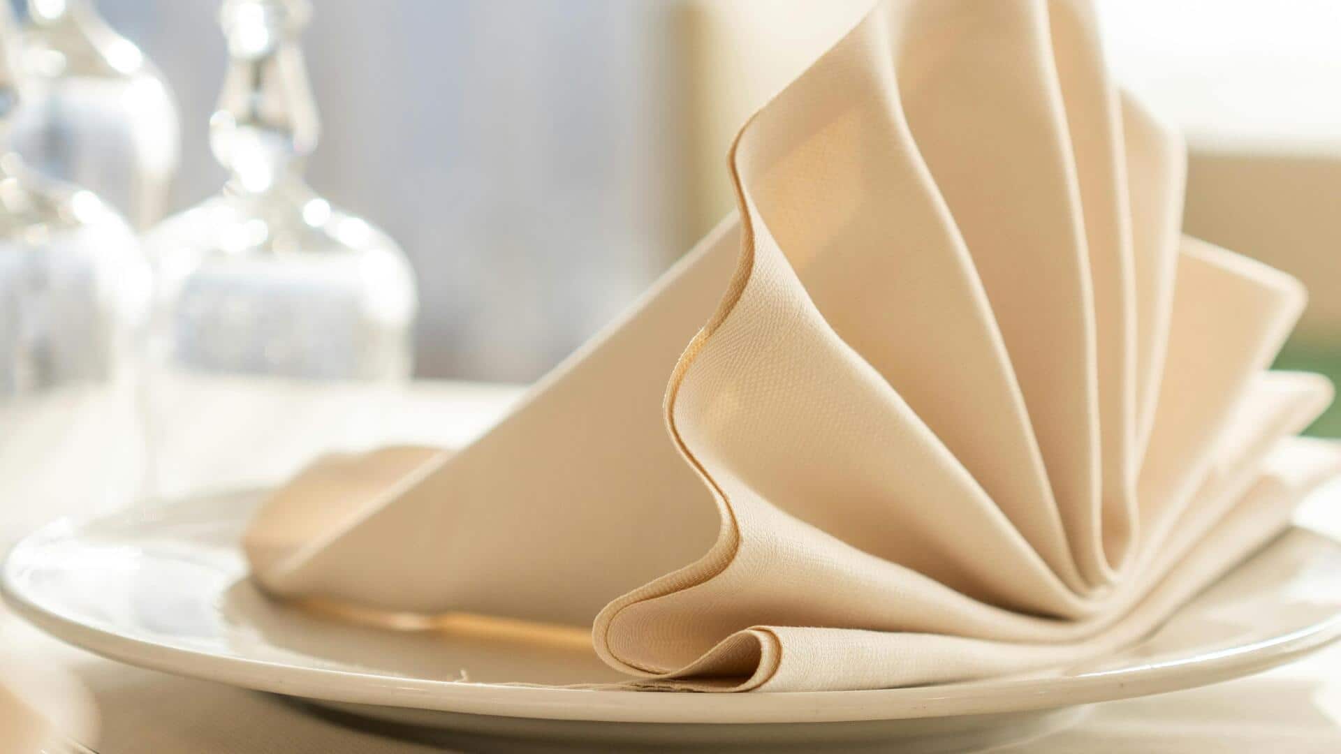 Lima gaya lipatan serbet elegan untuk makan malam berkesan