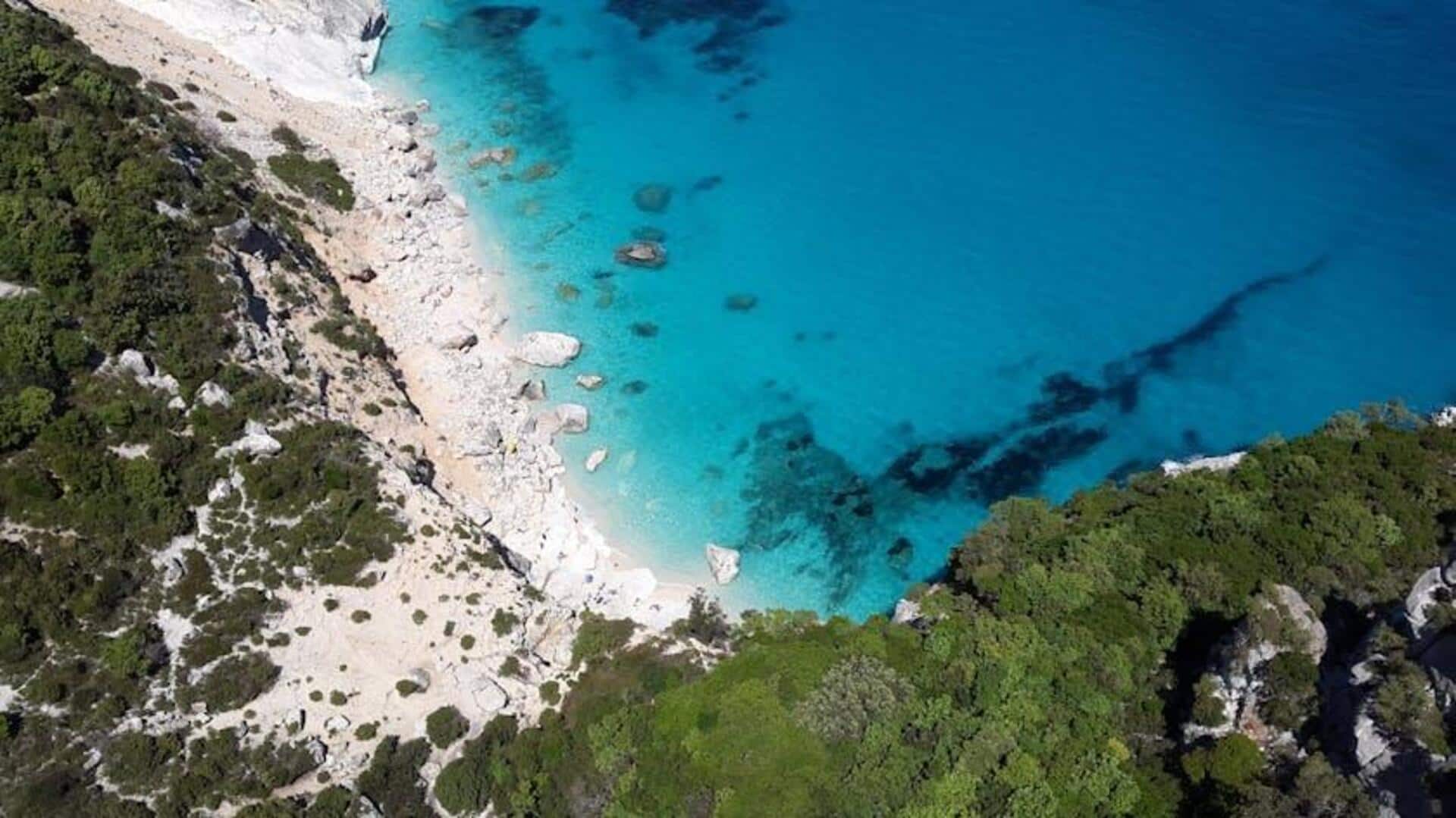 Menemukan Pantai Tersembunyi di Sardinia Menemukan Pantai Tersembunyi di Sardinia