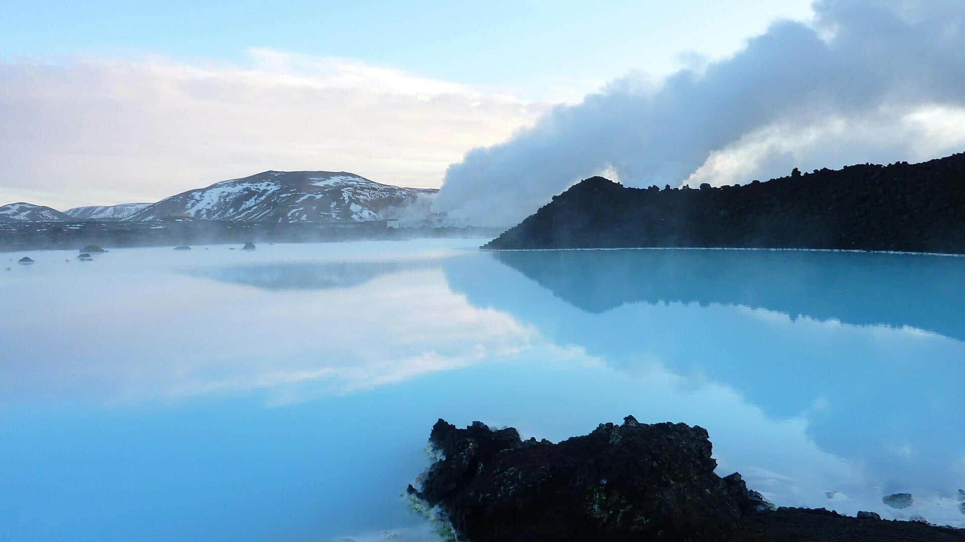 Menikmati Pemandian Air Panas Geotermal di Islandia