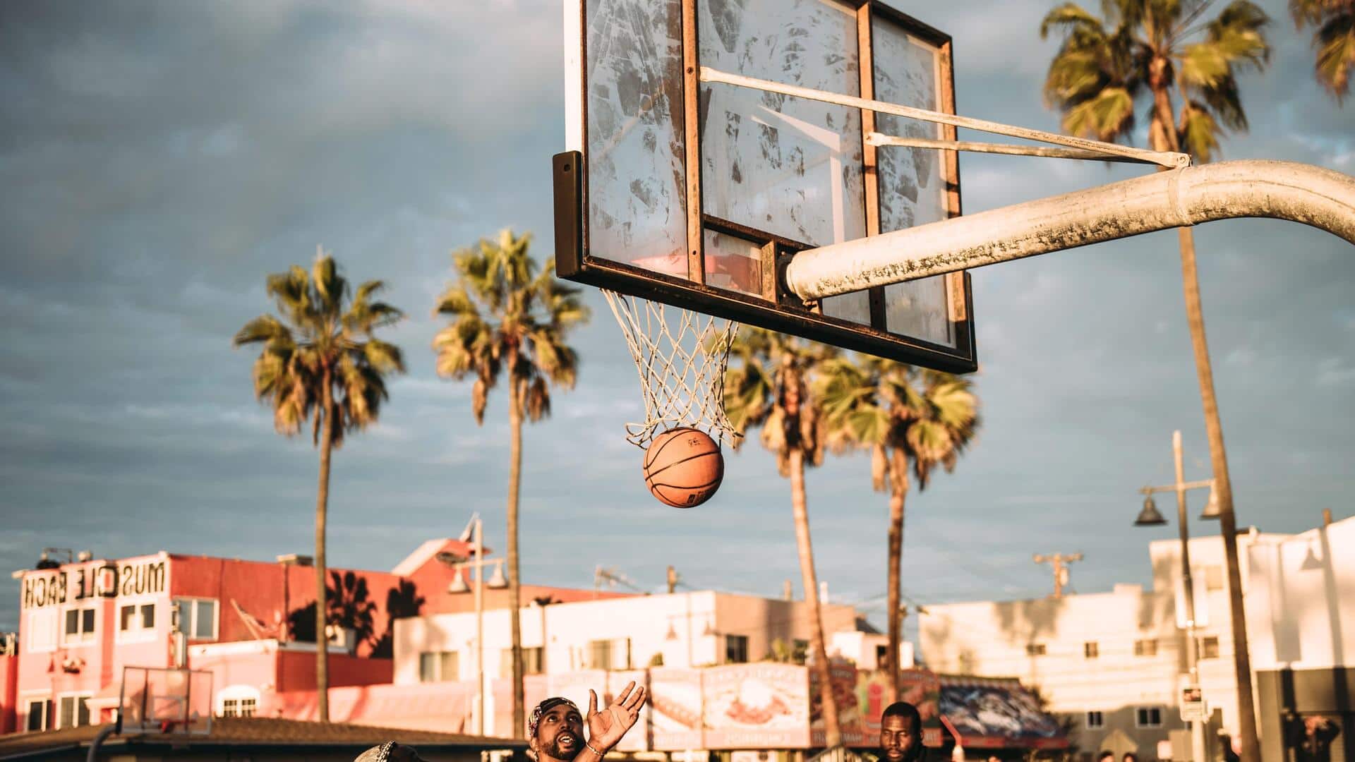 Mengapa lemparan bebas bola basket mengikuti ritual tertentu?