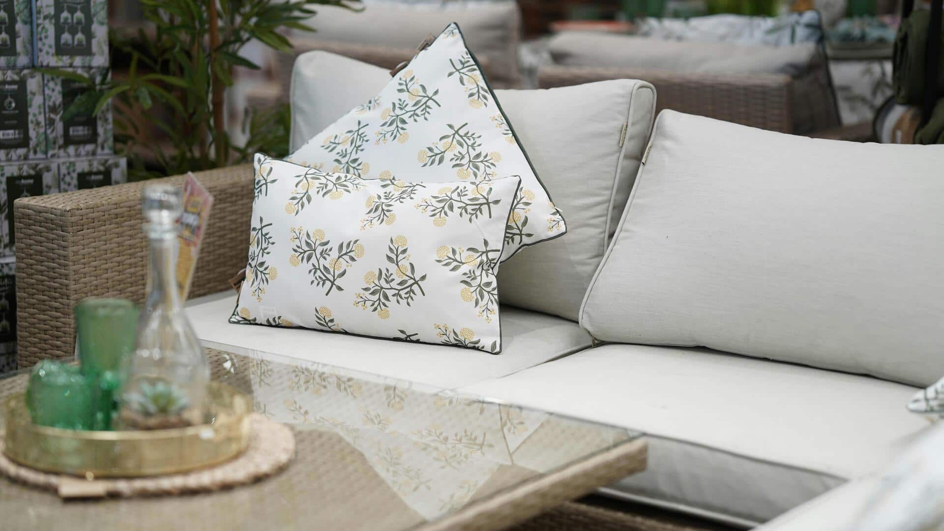Trik bantal untuk ruang tinggal kecil di India