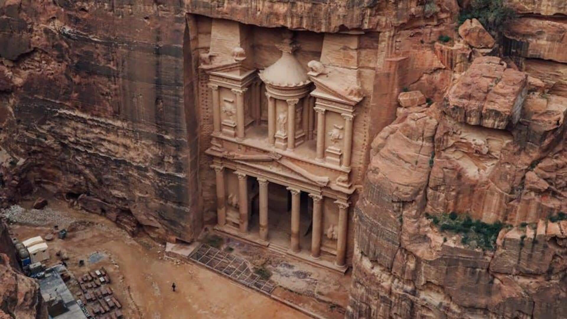 Mengagumi Keajaiban Arsitektur Petra yang Abadi