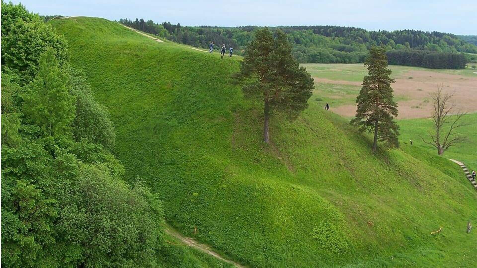 Menjelajahi Situs Arkeologi Kernave di Lituania