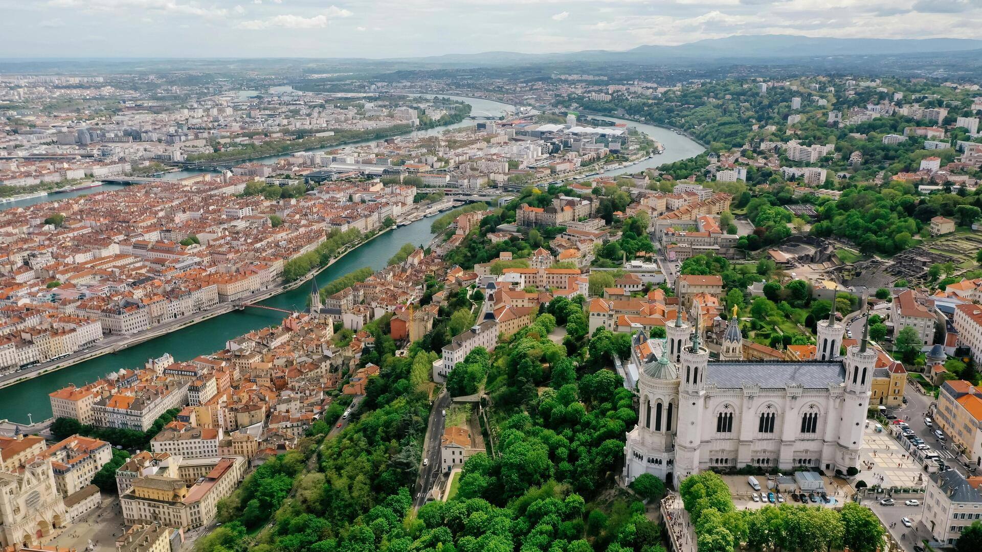 Menjelajahi Lokakarya Tenun Sutra Tersembunyi di Lyon
