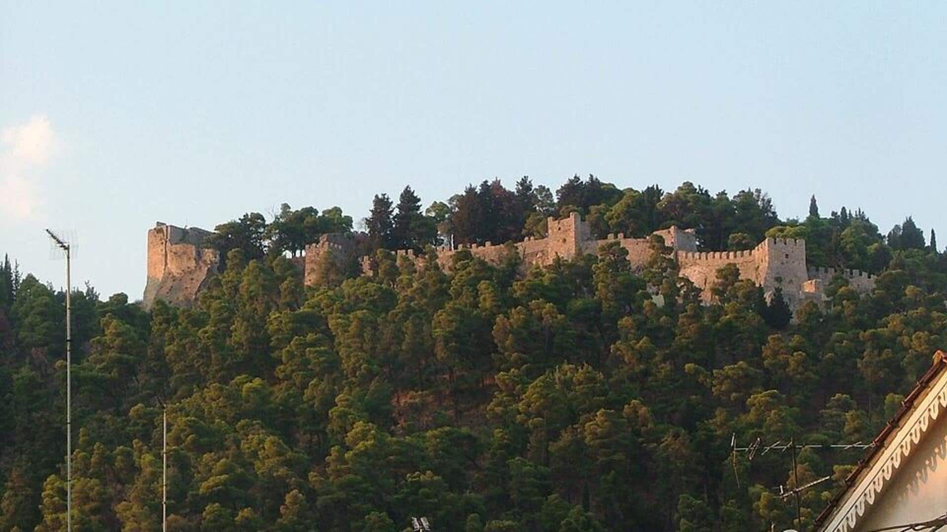 Menjelajahi Kastil Venesia di Nafpaktos, Yunani Menjelajahi Kastil Venesia di Nafpaktos, Yunani