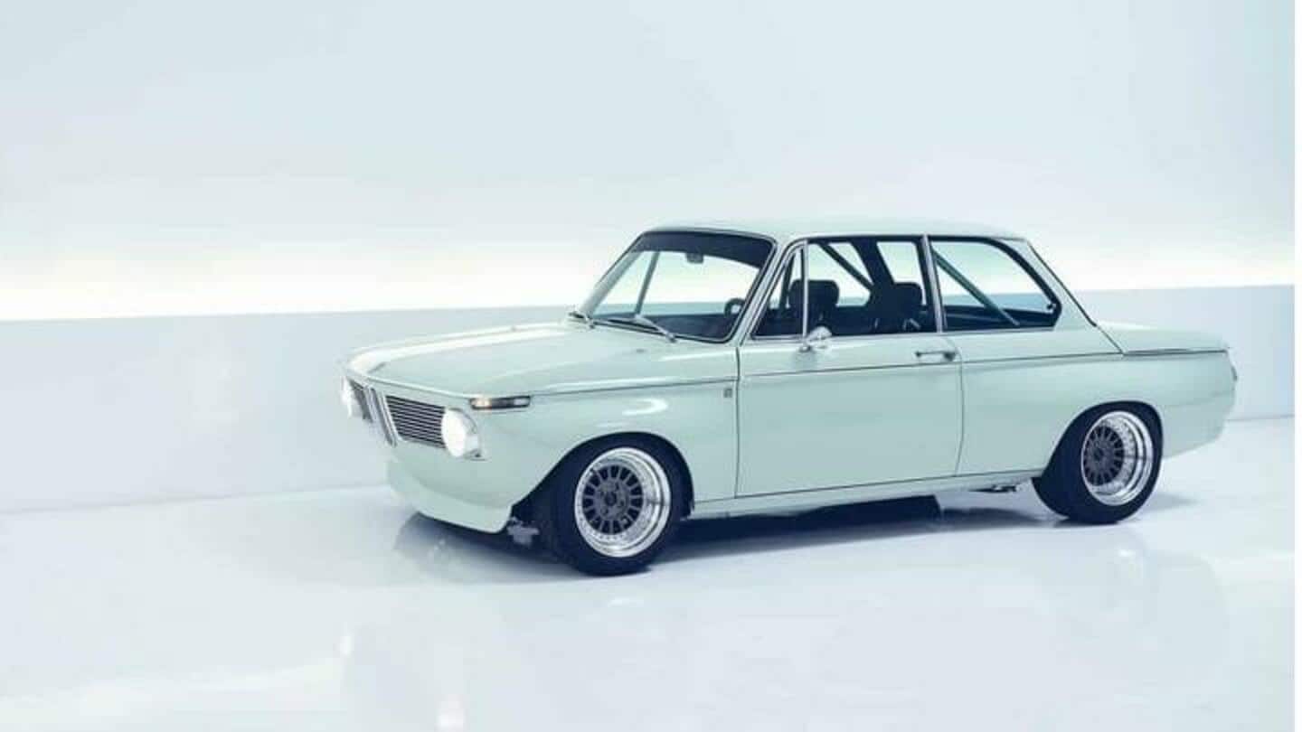 BMW 1602 yang dimodifikasi ulang, dengan panel serat karbon, adalah karya yang dipahat dengan tangan BMW 1602 yang dimodifikasi ulang, dengan panel serat karbon, adalah karya yang dipahat dengan tangan