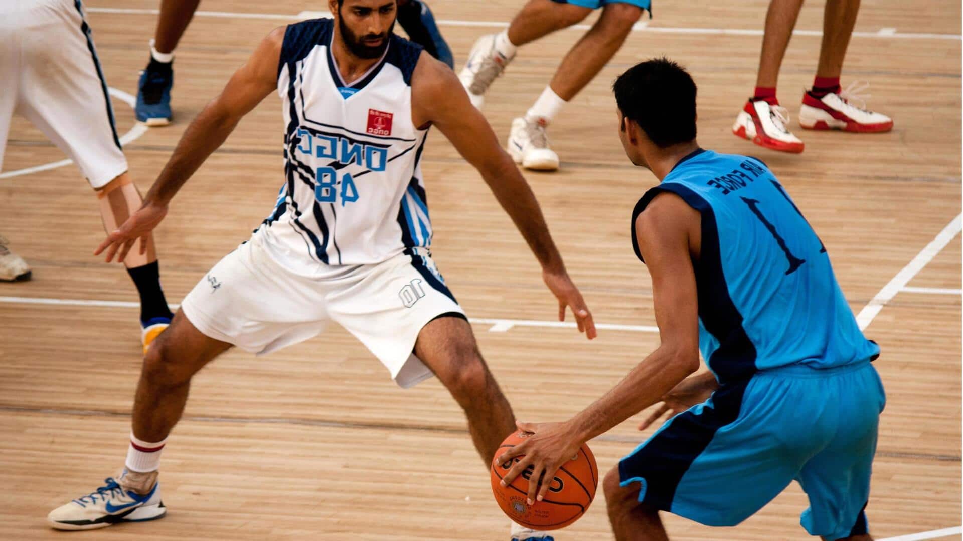 Kebiasaan unik pemain basket mengelap tangan di celana pendek