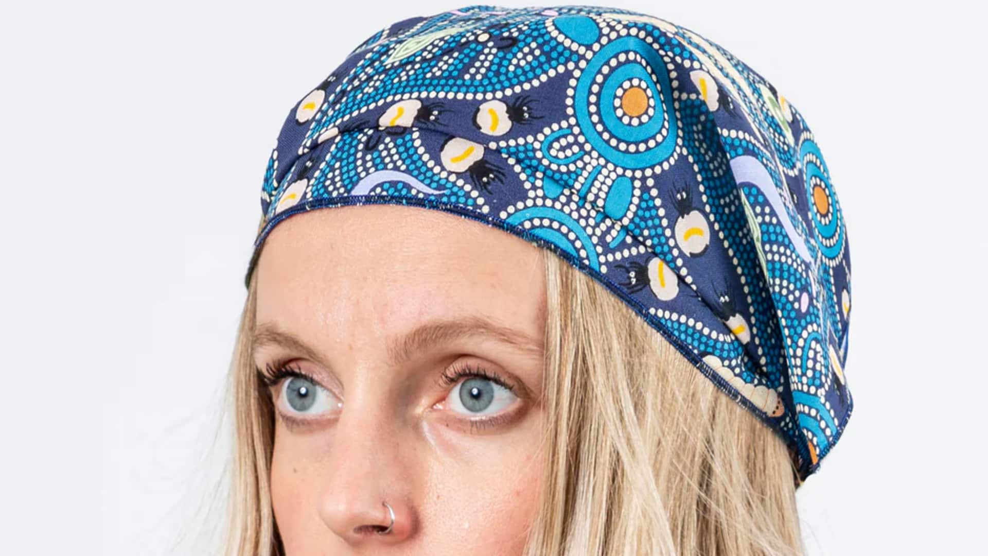 Lima bandana berwarna yang mendefinisikan elegansi kasual India