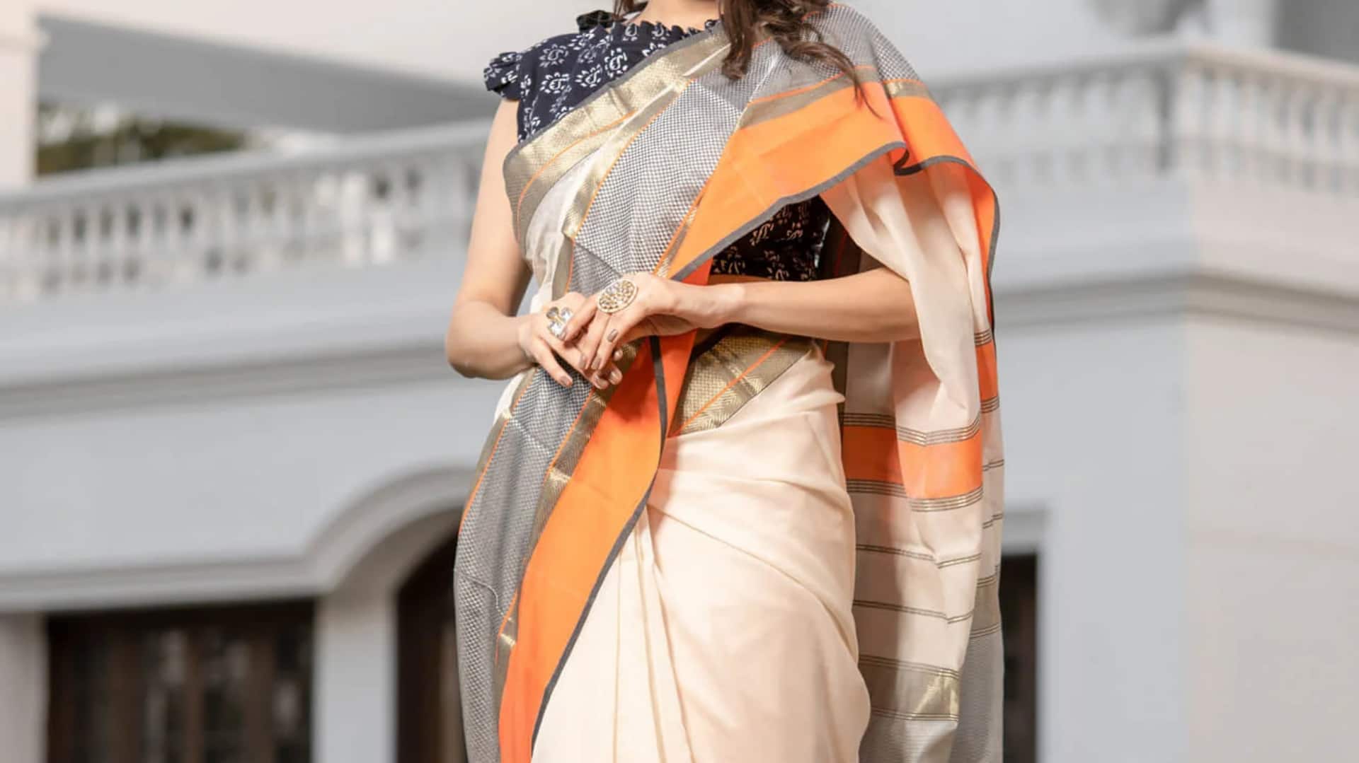 Ubah saree menjadi gaun malam elegan