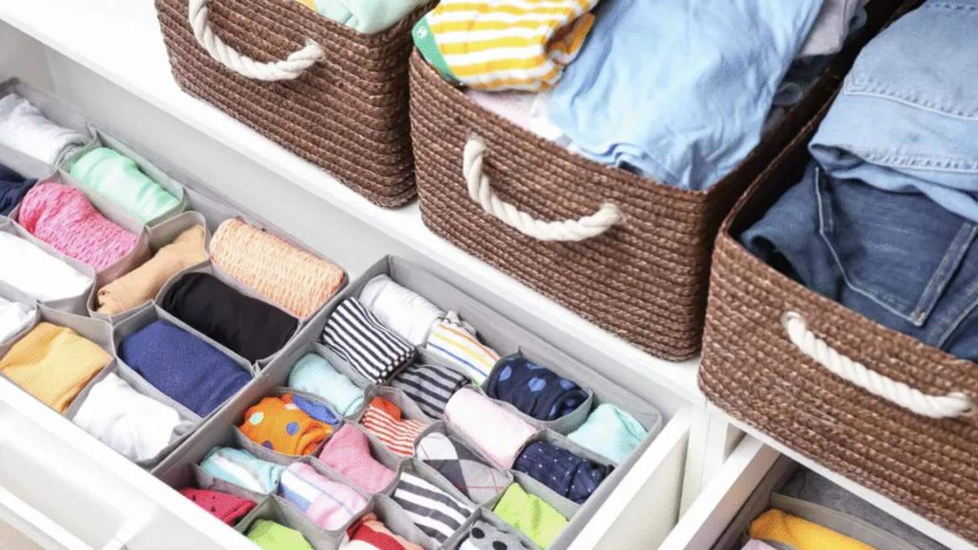 Cara mudah merapikan laci kaos kaki Anda