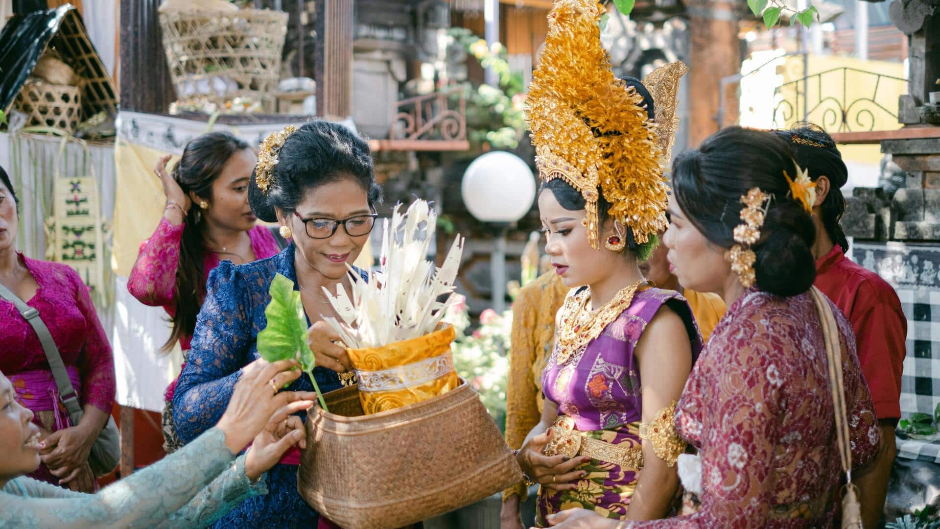 Menghidupkan kembali busana tradisional Indonesia dengan hiasan Menghidupkan kembali busana tradisional Indonesia dengan hiasan