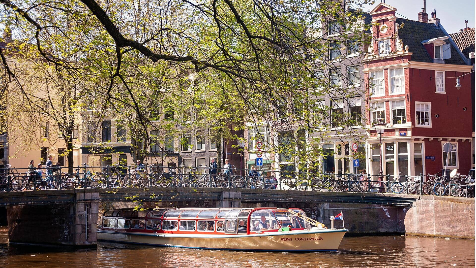 Menjelajahi Toko Buku di Samping Kanal Amsterdam untuk Harta Karun Abadi